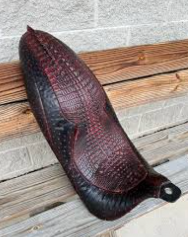 Jok motor dengan motif kulit aligator